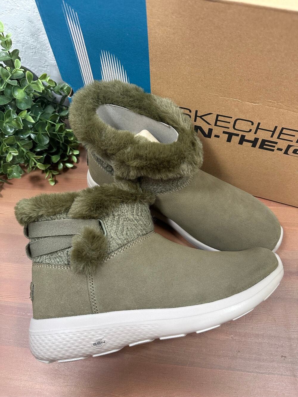 Skechers Winter Gleam On-the-GOβ City Water Repellent Suede Boots Wide Size 6W